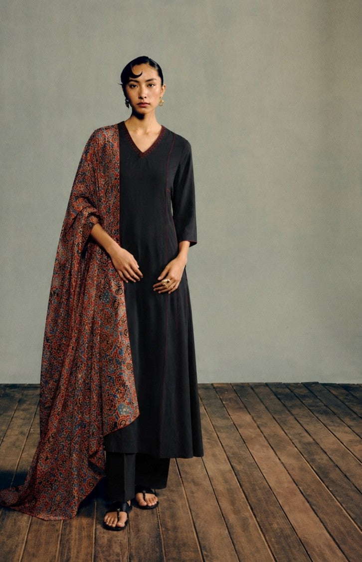 black-chanderi-kurta-set-with-jacquard-dupatta-house-of-paral